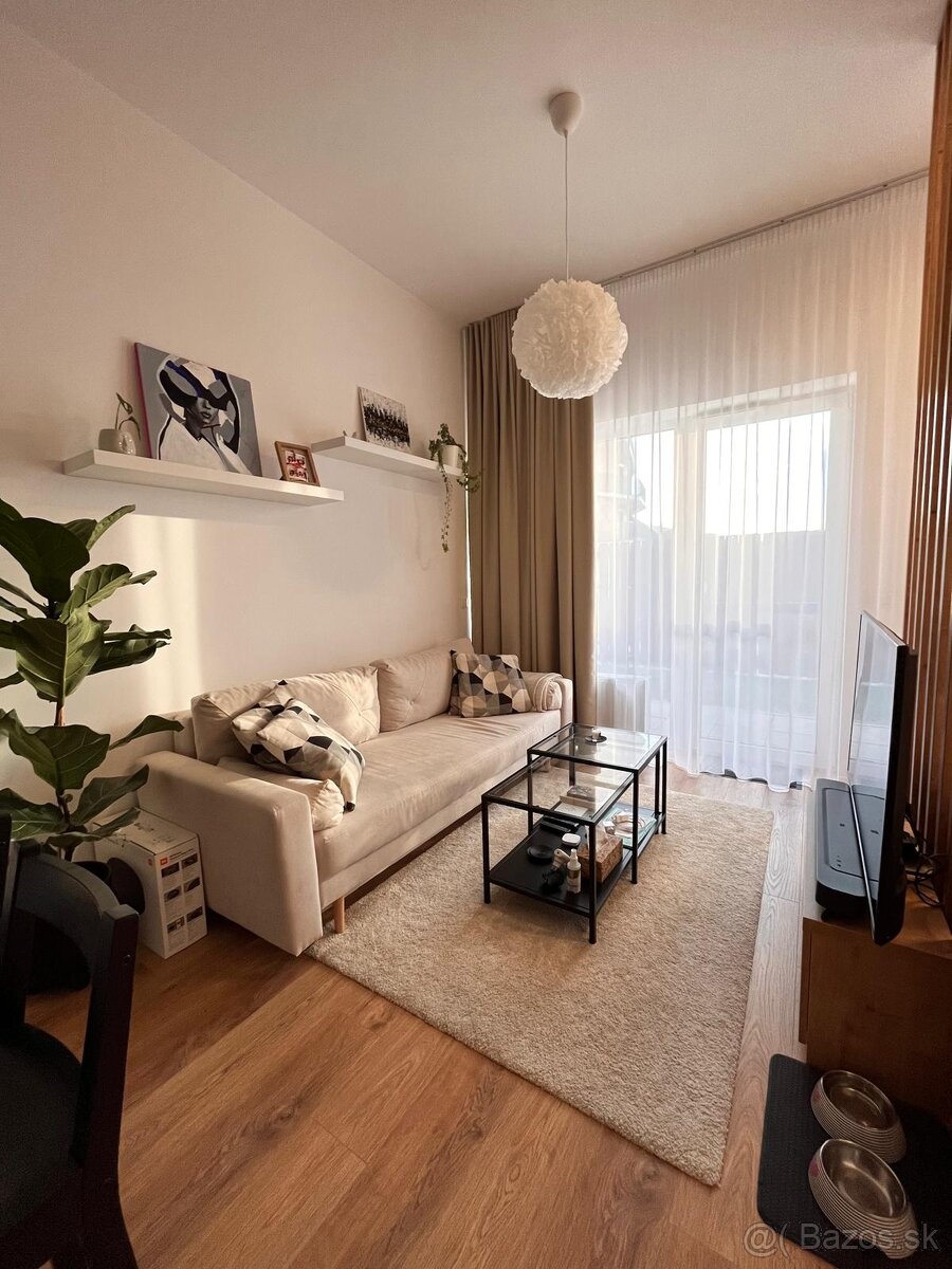 Prenájom moderného 1,5-izbového bytu s predzáhradkou – Slneč