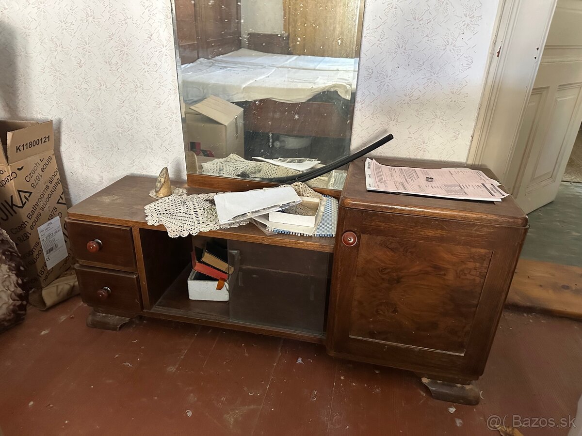 Predám starožitný nočný stolík a skrinku so zrkadlom