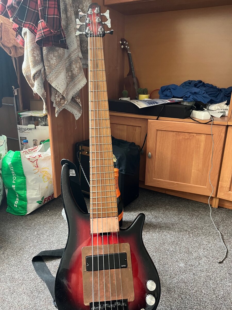 Predám 6-strunovú basgitaru + kombo Marshall MG15R