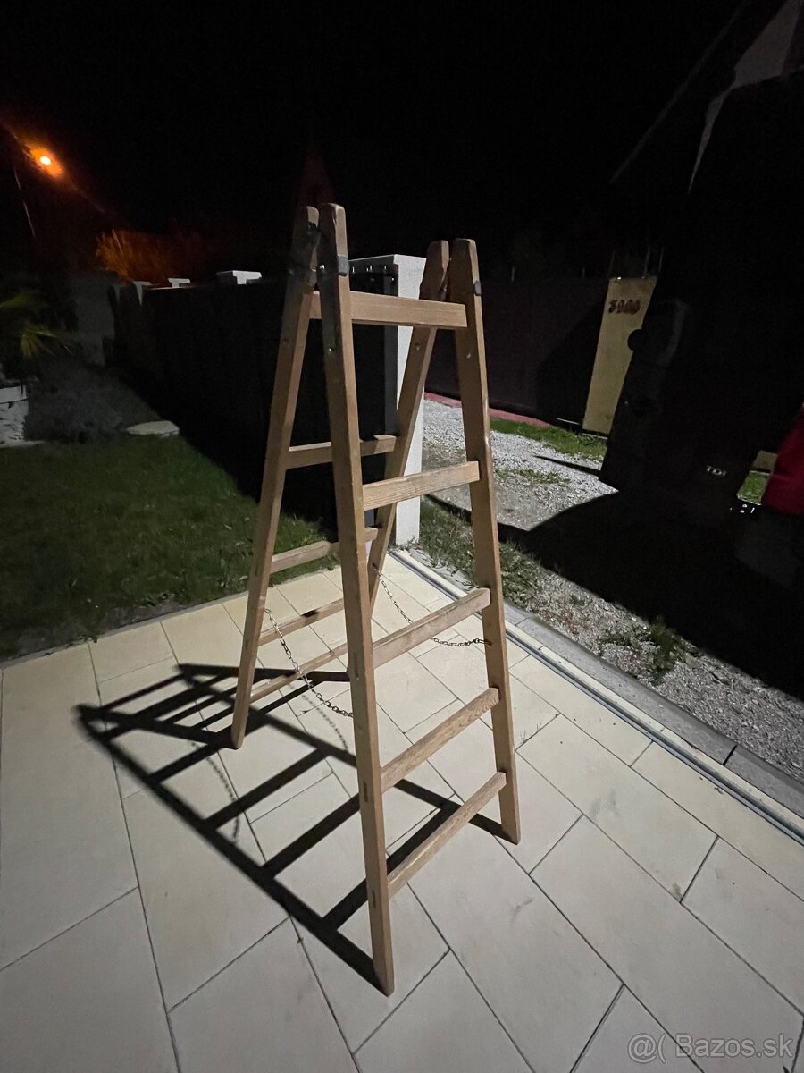 Rebrík drevený