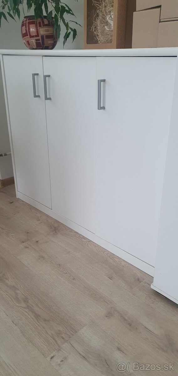 REZERVOVANÉ Biela komoda trojdvierková