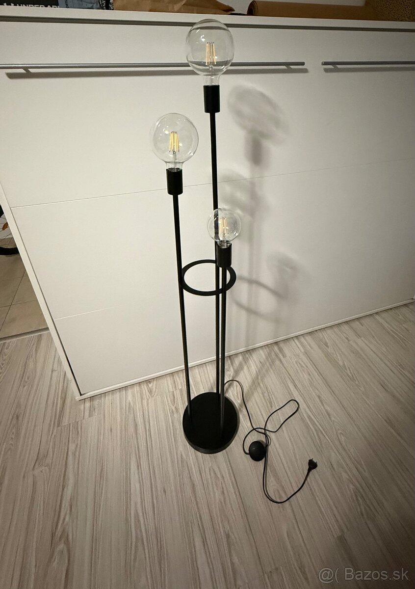 Stojaca lampa