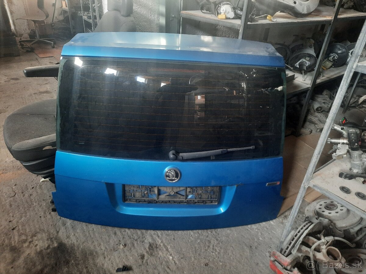 Skoda Roomster zadna kapota.
