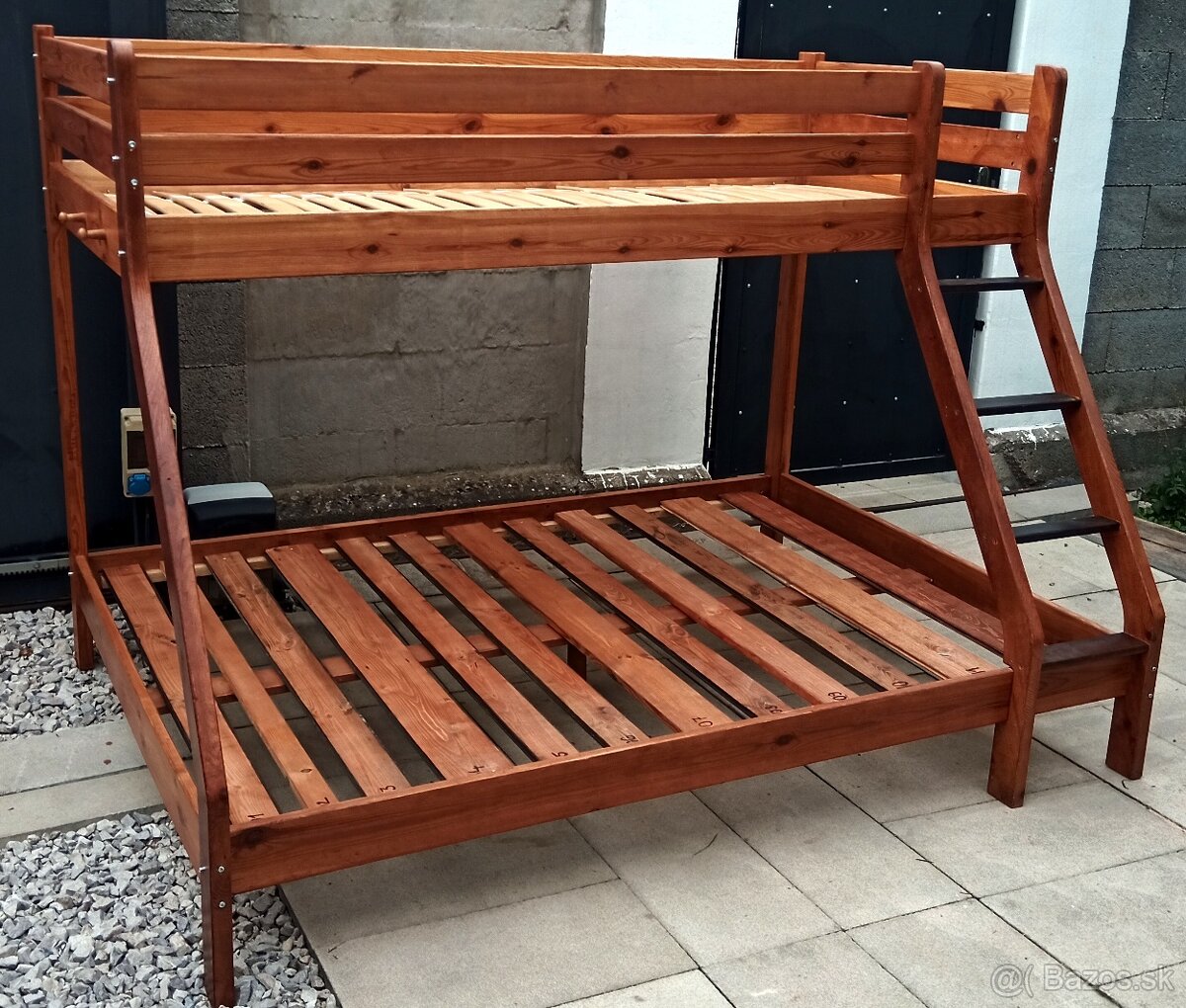 masivna poschodova postel spodok - 140x200cm a vrch 90x200cm
