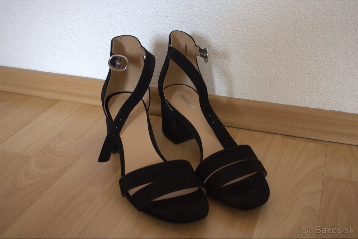 Sandále na opätku