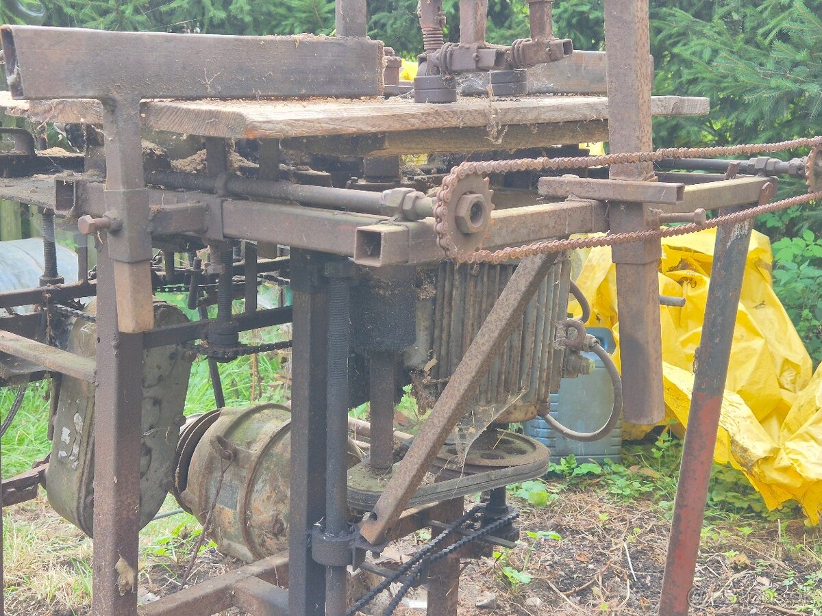 Hobľovačka (využívaná na stavbu chaty)