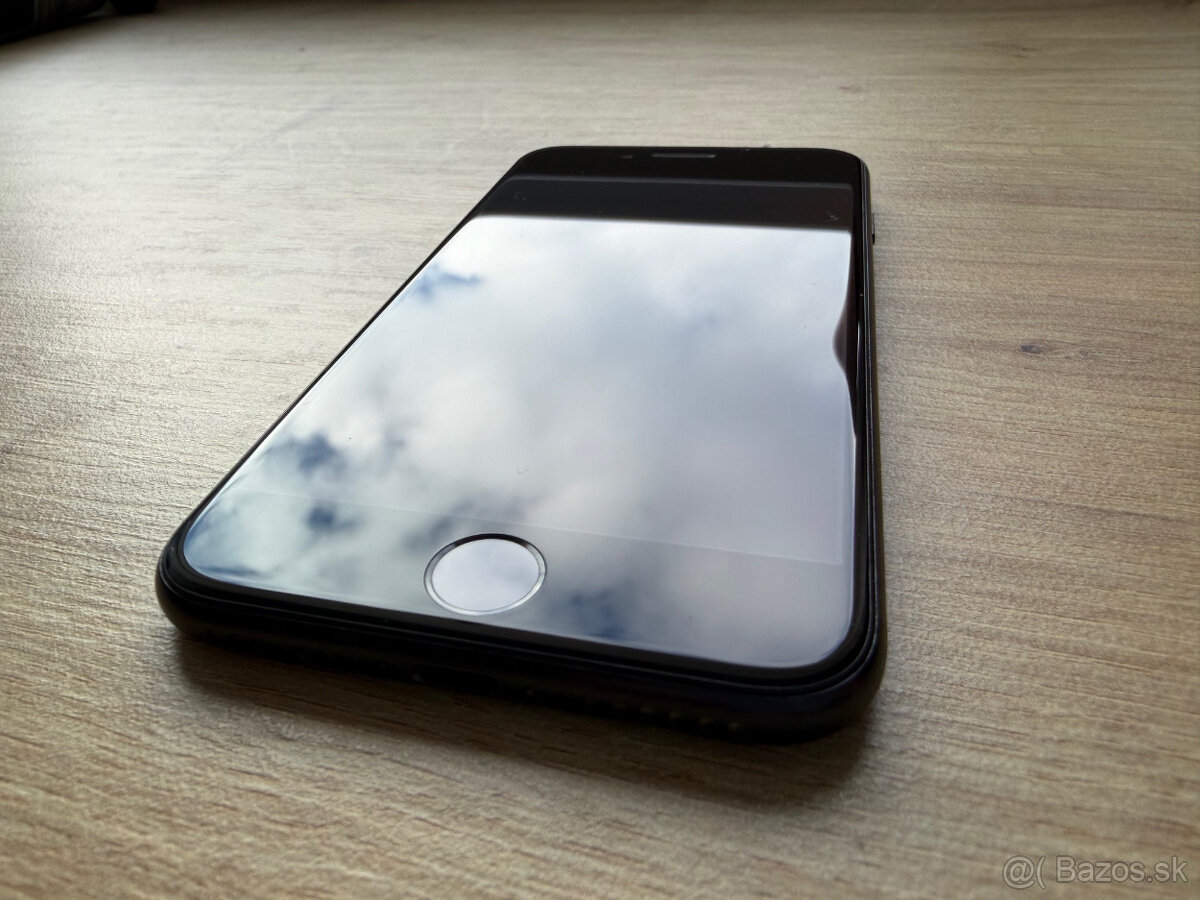 Apple iPhone SE 2020 64GB čierny, top stav