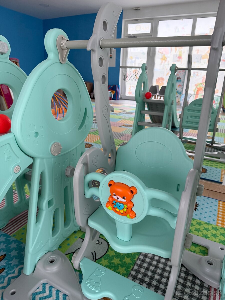 Detská šmykľavka s hojdačkou