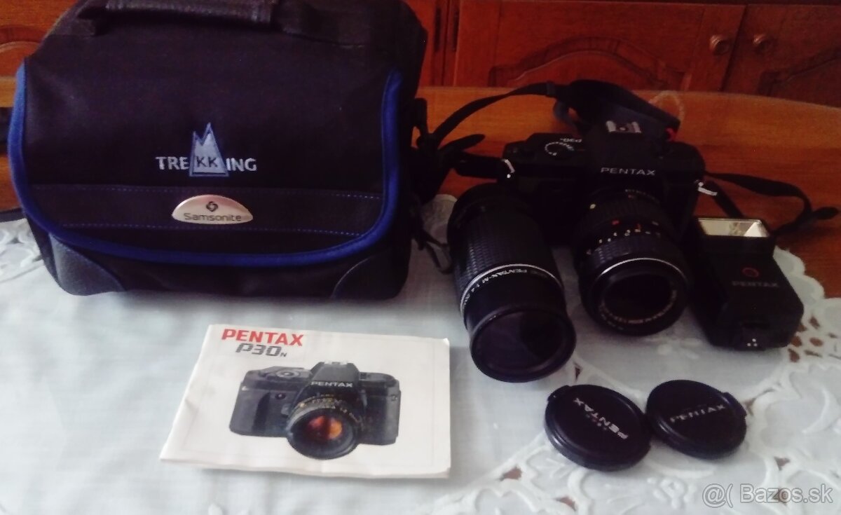 Fotoaparát s príslušenstvom značky Pentax