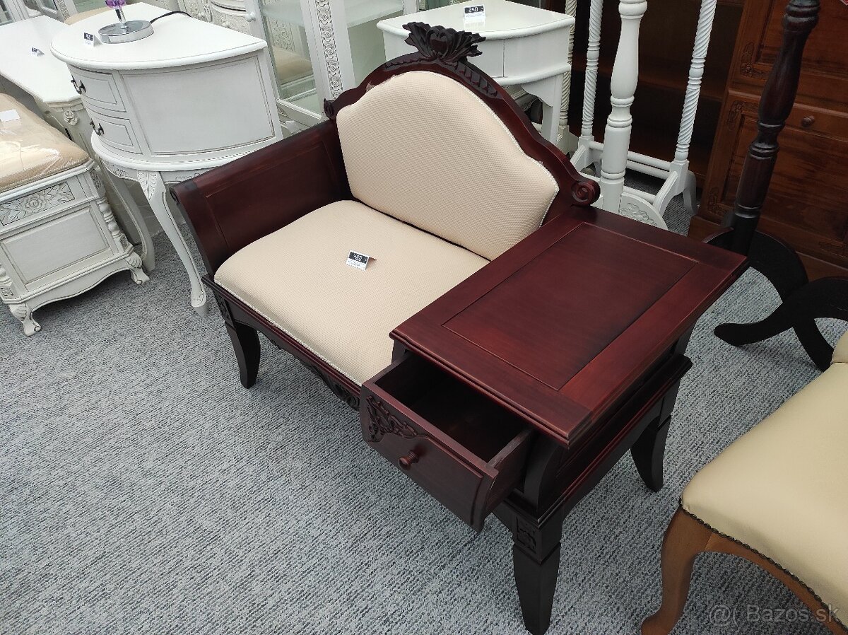Sofa so šuflíkom a rezbou
