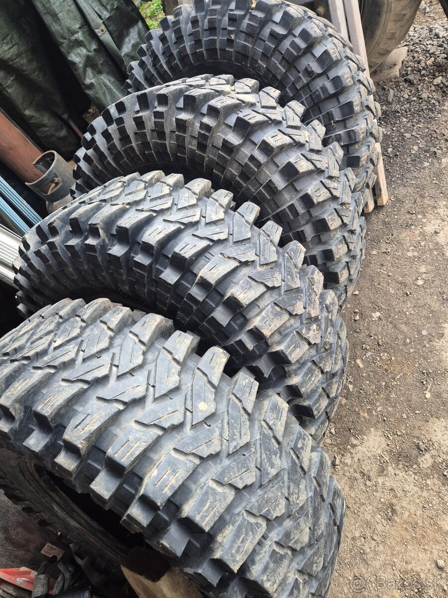 37x12,5 R17 Maxxis