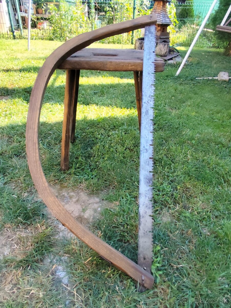 starožitná píla na drevo