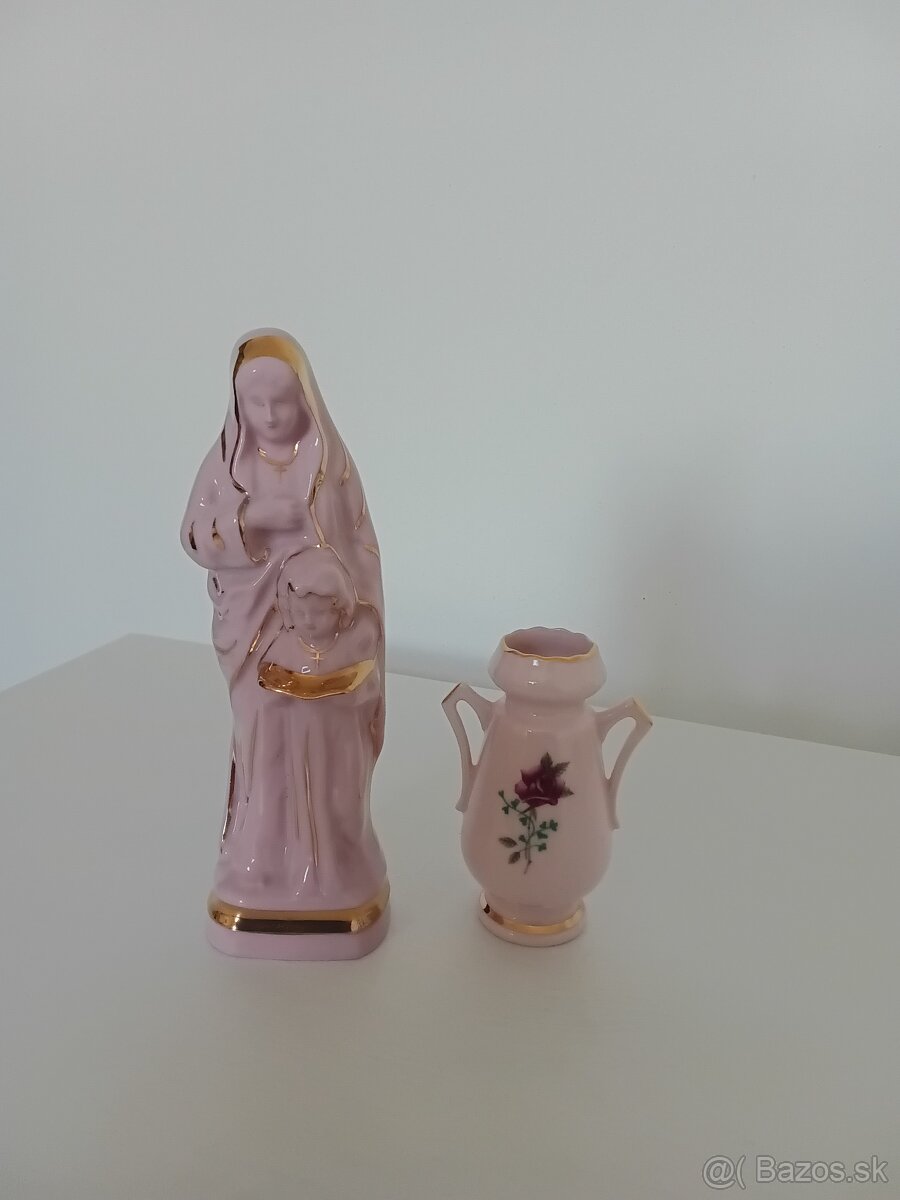 Soška Panny Márie z ružového porcelánu a amfóra.