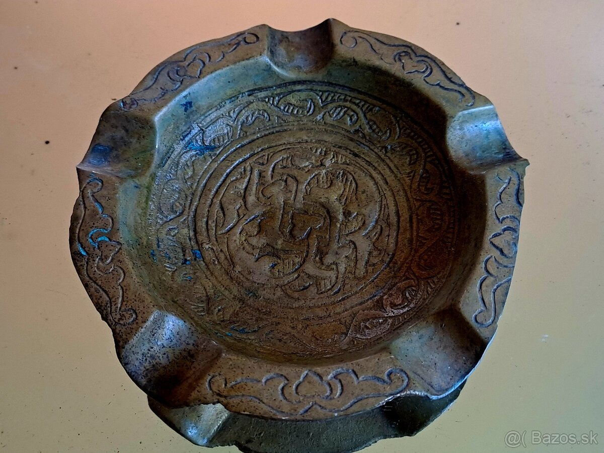 Orientální syrský popelník, značeno Damascus, ručně ryté