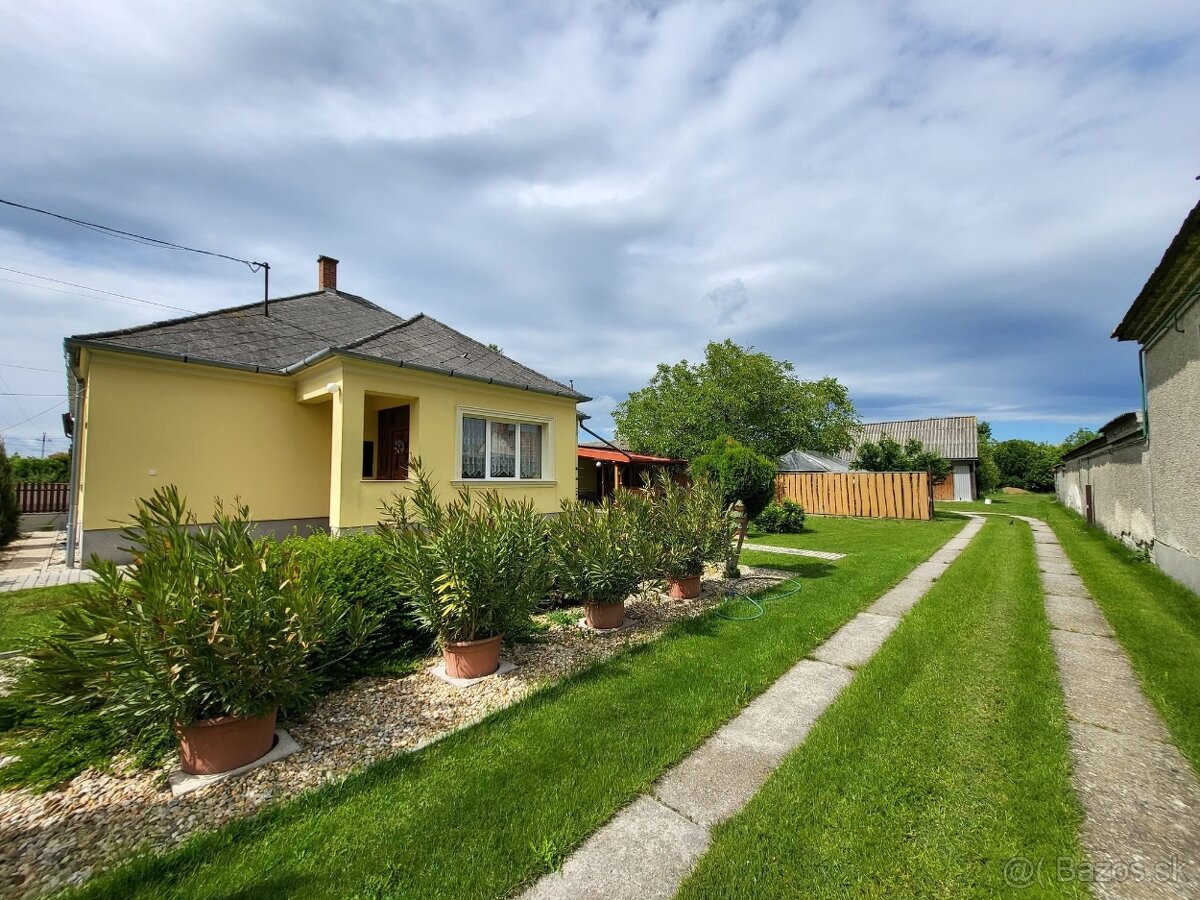 Dunakiliti – Rekonštruovaný dom a garzónka na veľkom pozemku