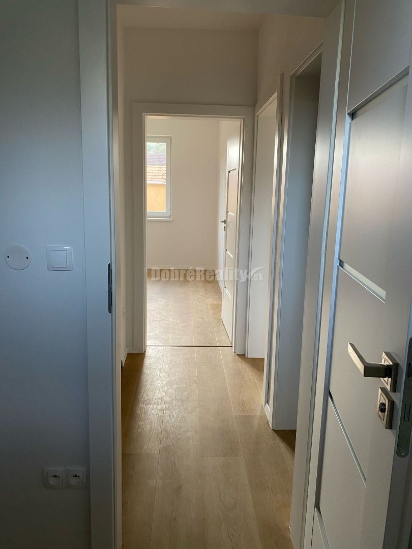 Štýlová novostavba 3-izbového bytu s terasou v obci Banka, l