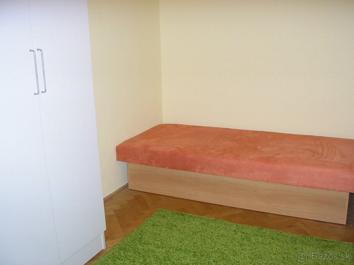 Menšia samostatná neprechodná izba v Ružinove