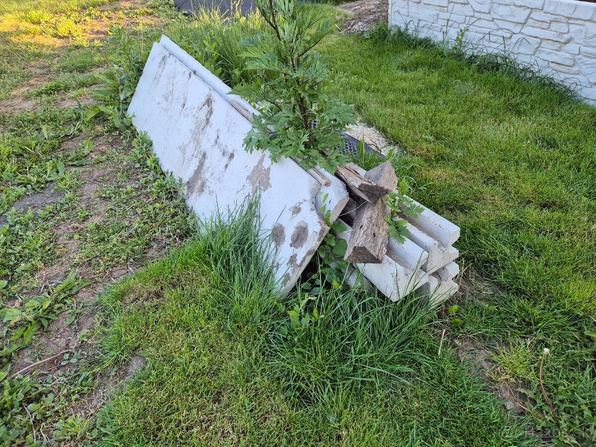 Betonový plot - rohové stĺpy