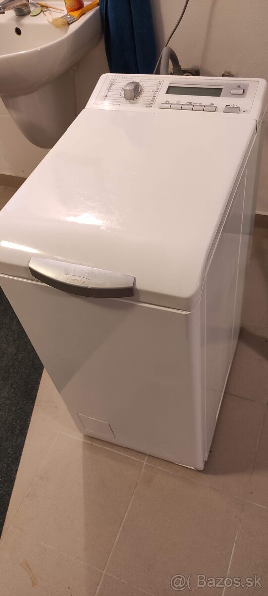 práčka AEG L47330 zhora plnená