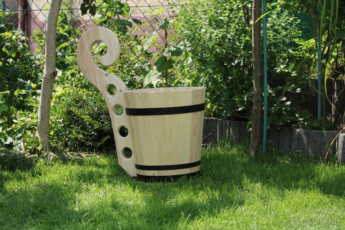 Drevený črpák - kvetináč