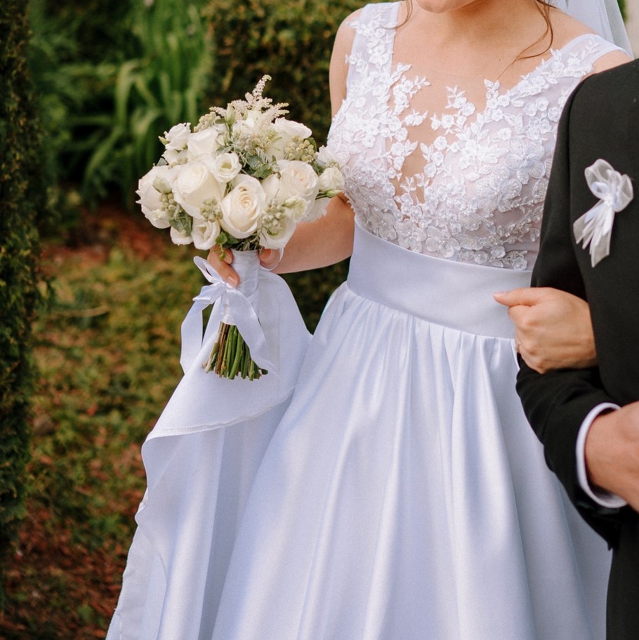 Saténové svadobné šaty zo salónu