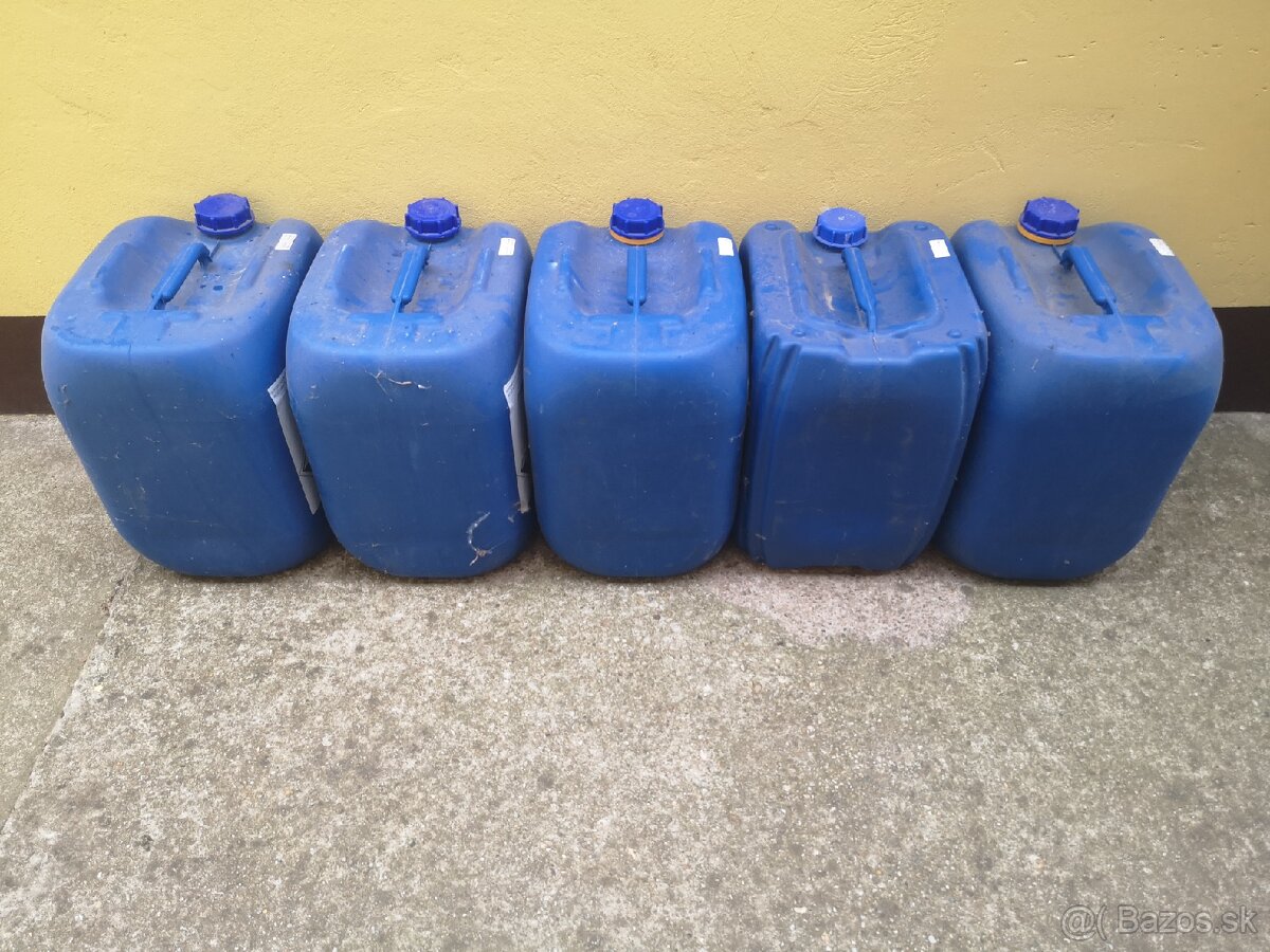 Predám bandasky kanister 30Litrove su z PHM(nafta)
