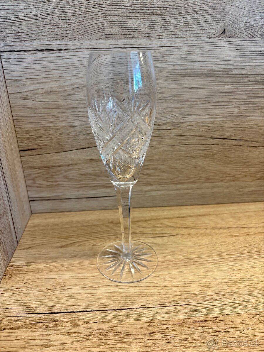 Krištáľový brúsený pohár na stopke