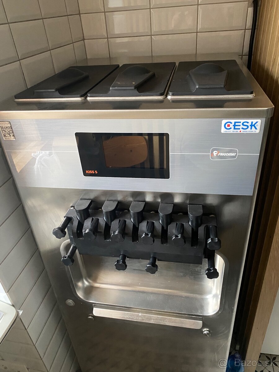 Zmrzlinový stroj na točenú zmrzlinu