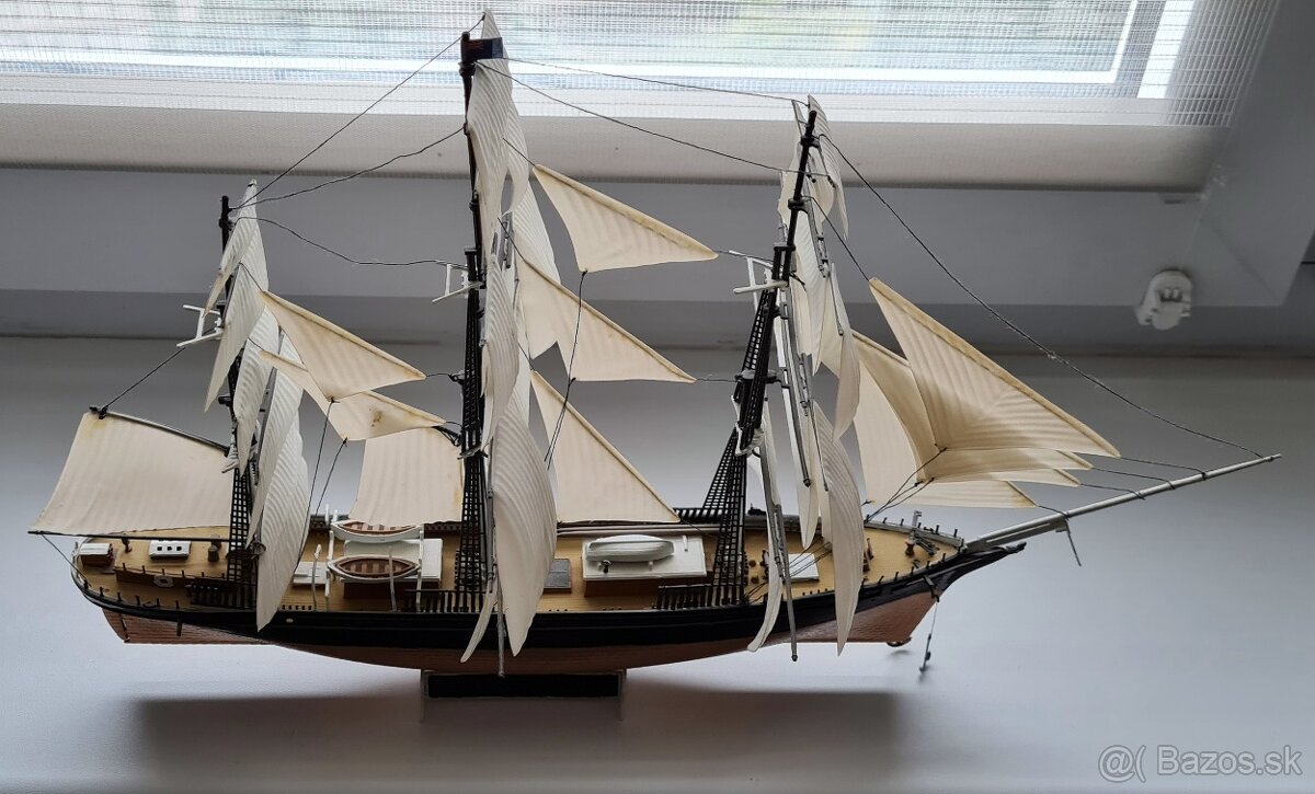 plastikove modely lode zostavene