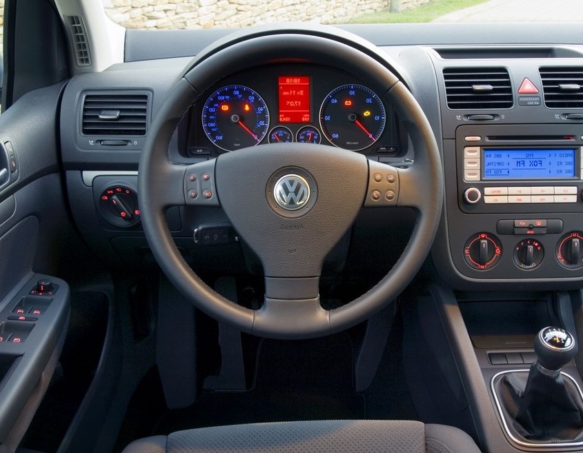 3 ramenný multifunkčný volant VW Golf V - top stav