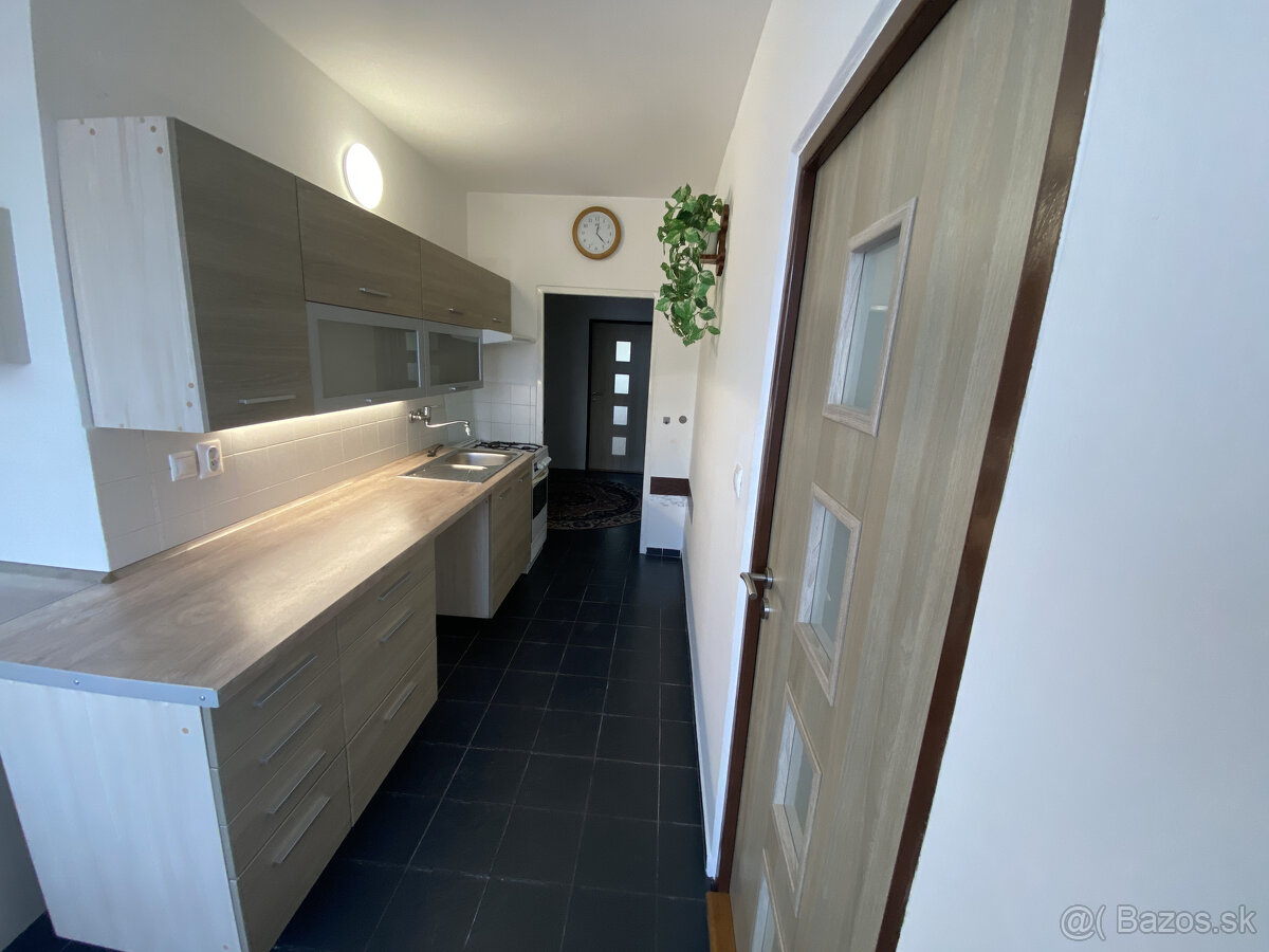 REZERVOVANÉ. Veľkometrážny 3 izbový byt s 3 balkónmi - Hliny