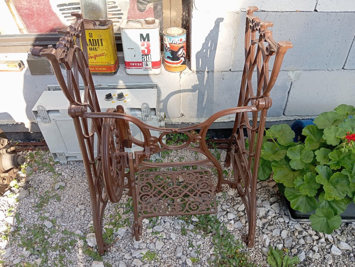 Predám stojan na starý šijací stroj, stav ako na foto