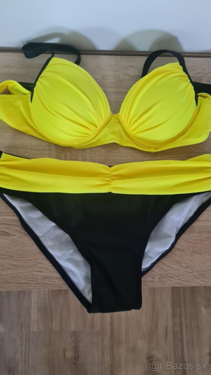 Žlto-čierne plavky