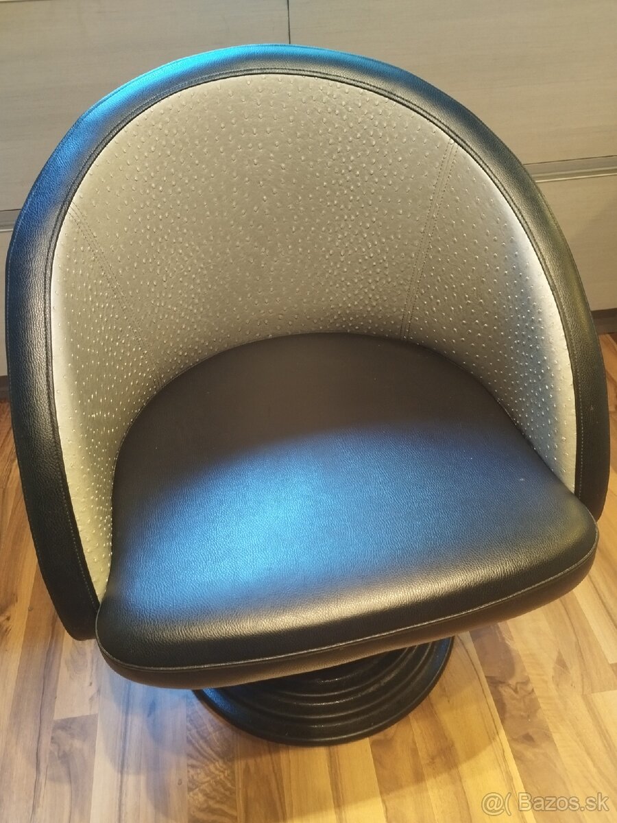 Kreslo pevné , neotáčavé