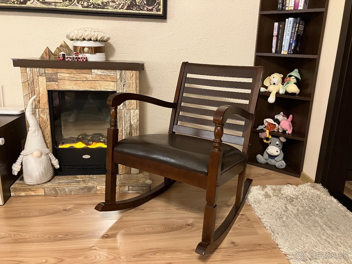 Masívne hojdacie drevené kreslo