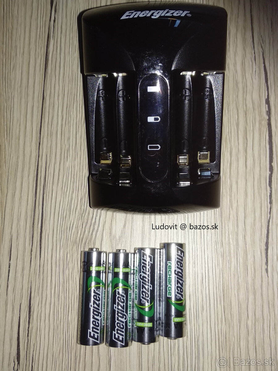 Nabíjačka batérií Energizer Pro Charger a baterky
