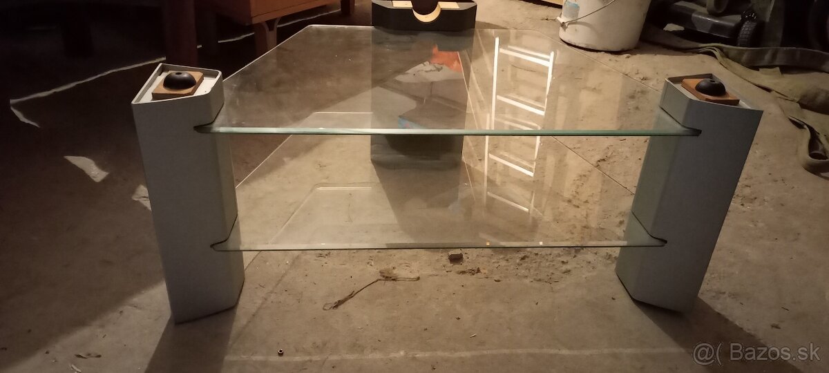 Predám  sklenený    TV stolík s policami