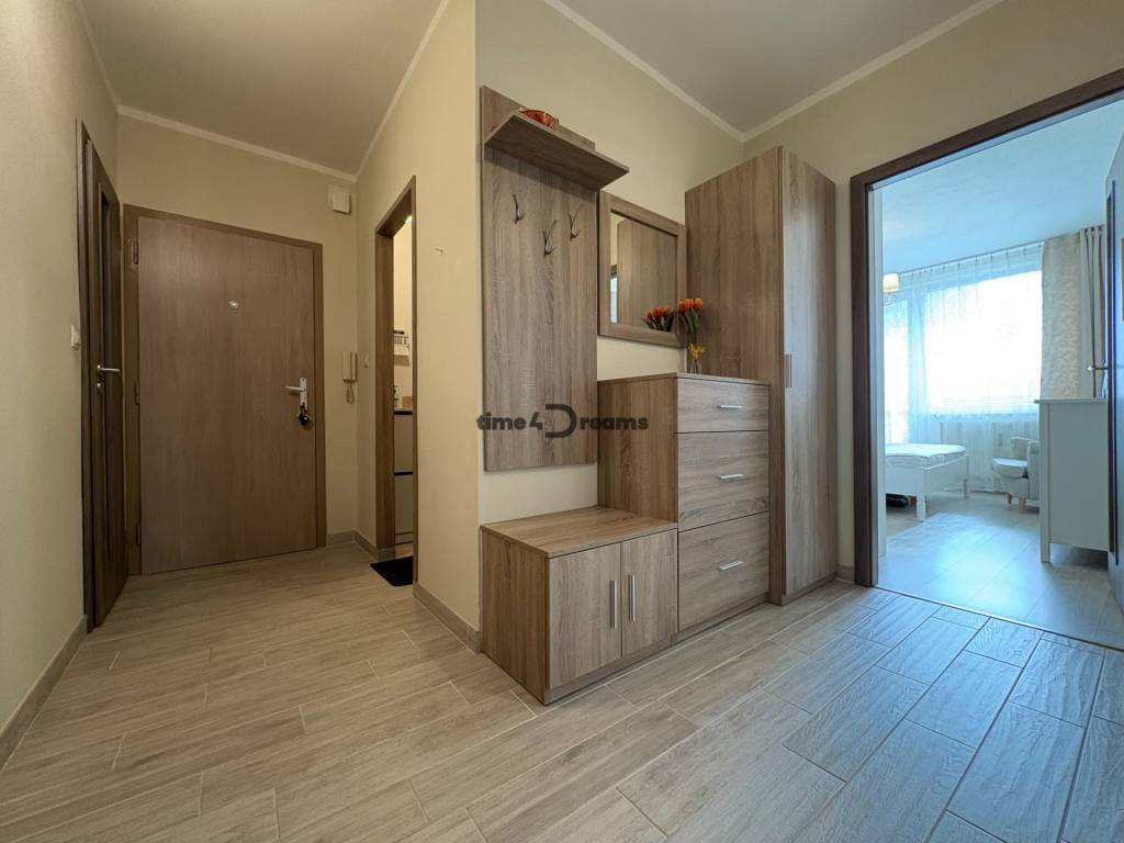 CENTRUM: 3 izb.byt, 2x klíma, ŠATNIK, ŠPAJZA