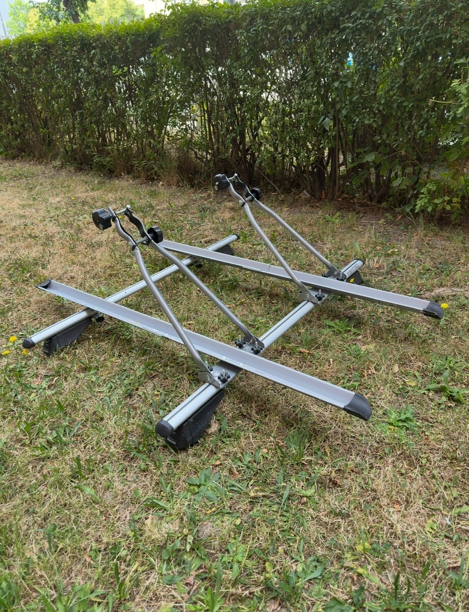Strešný nosič+2 nosiče bicyklov.