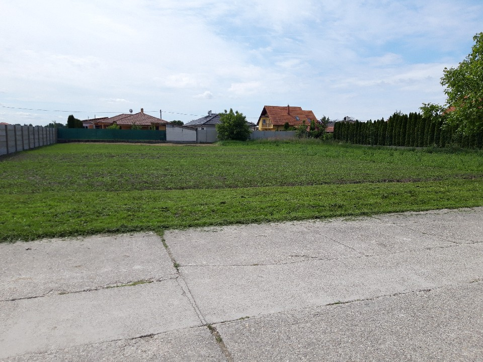 BÁČ PRI ŠAMORÍNE - TOP STAVEB. POZEMOK 1000m² SO VŠETKÝMI IS