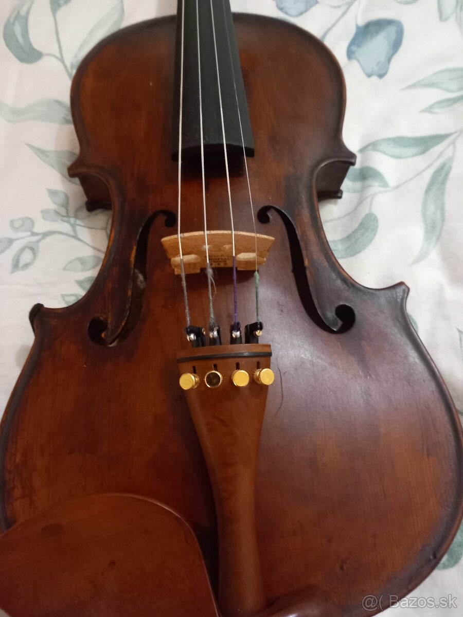 Predám staré husle celé, značené.