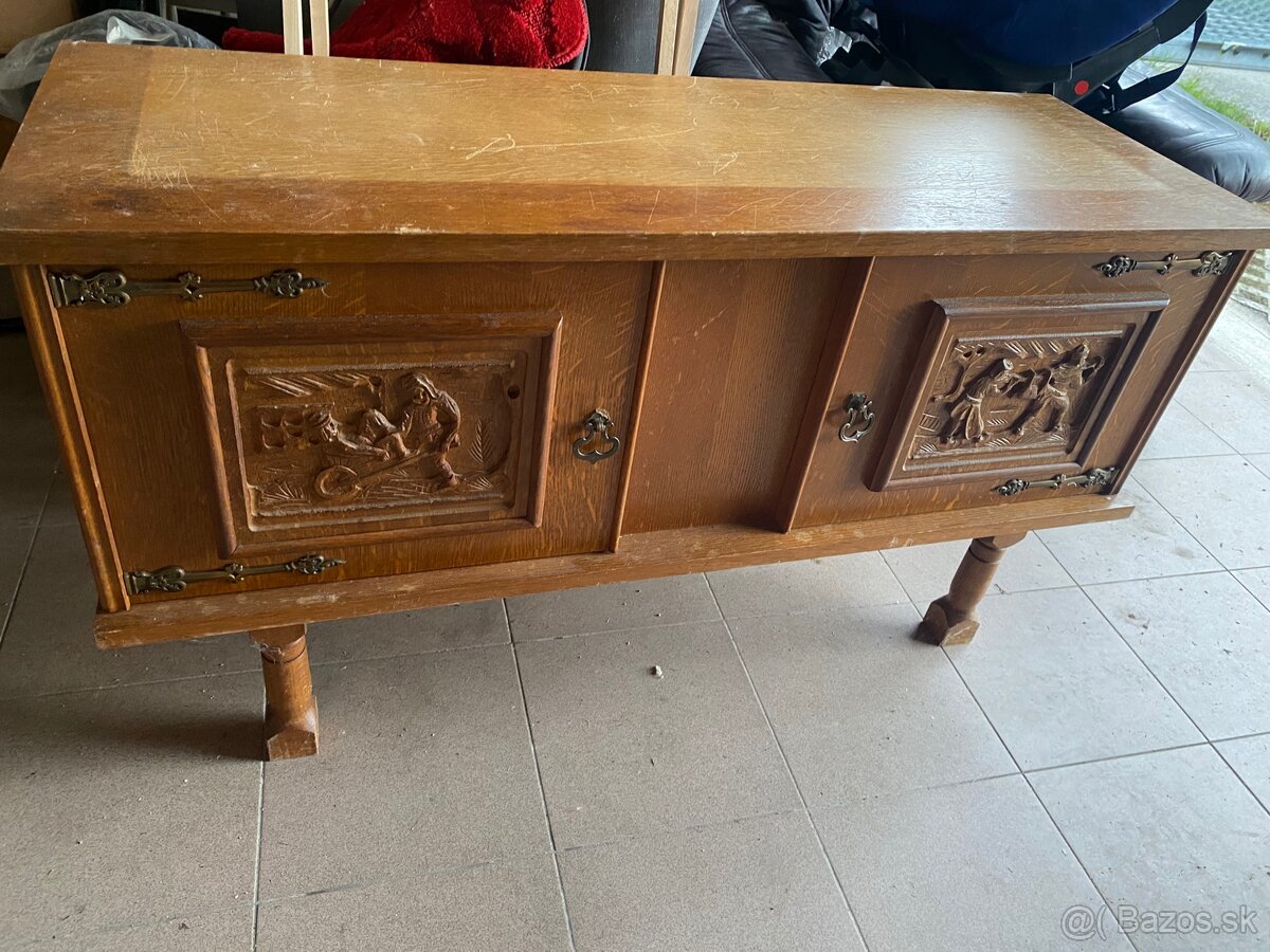 Staršia drevená skrinka s rezbami – vintage štýl