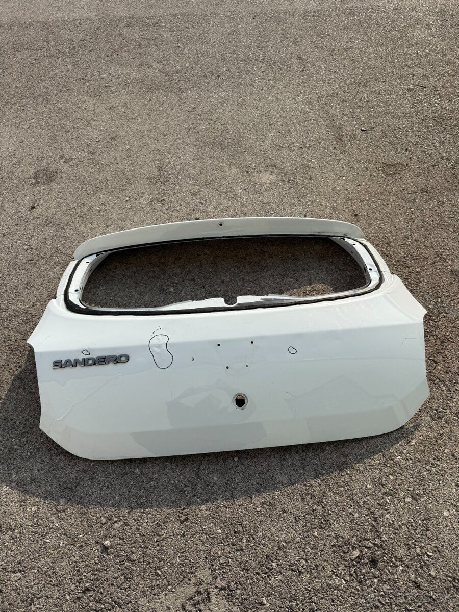 Dacia Sandero II zadna kapota