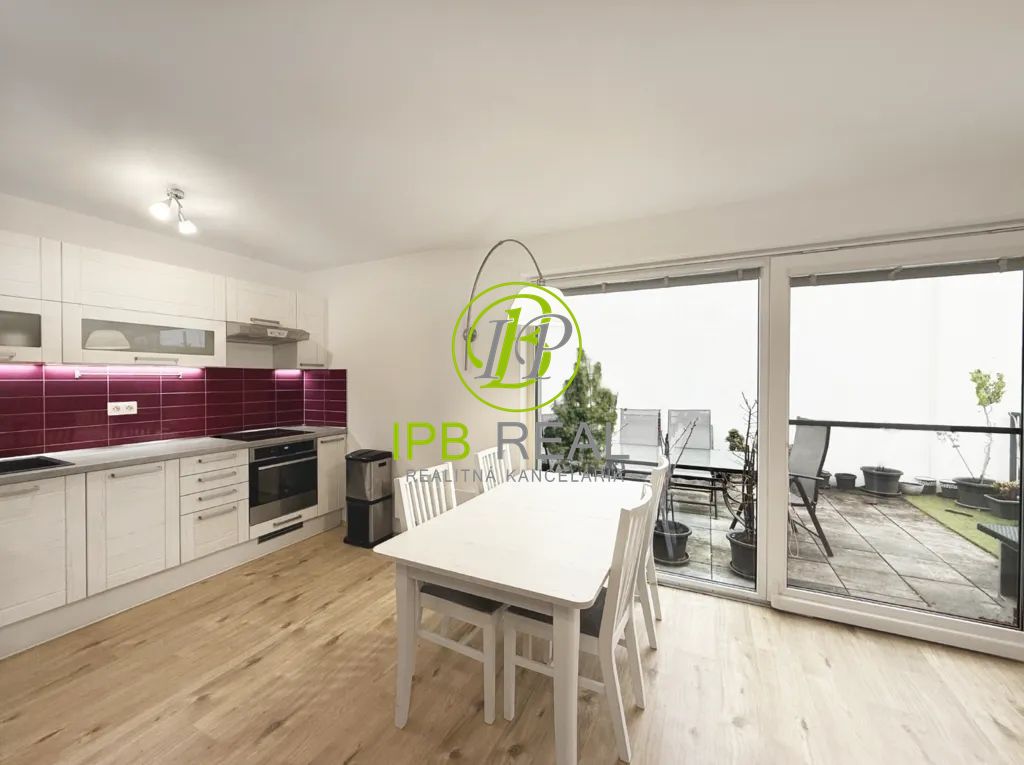 3-izb. byt s veľkou terasou a parkovaním v novostavbe v Pezi