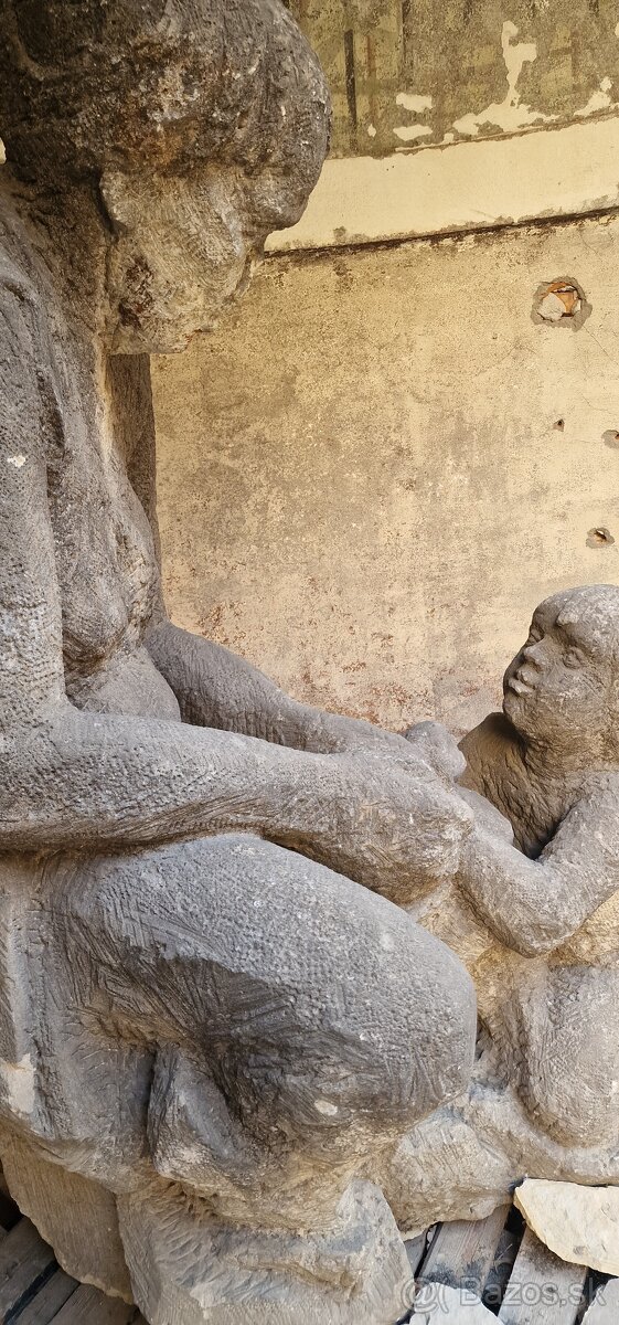 Obrie pieskovcové súsošie „Matka s dieťaťom” z obdobia prvej - 10