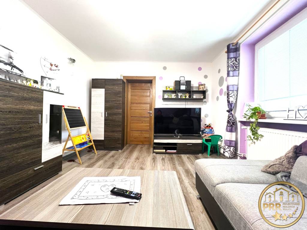 ZNÍŽENÁ CENA Pekný čiastočne prerobený rod.dom, V. Ch - 10