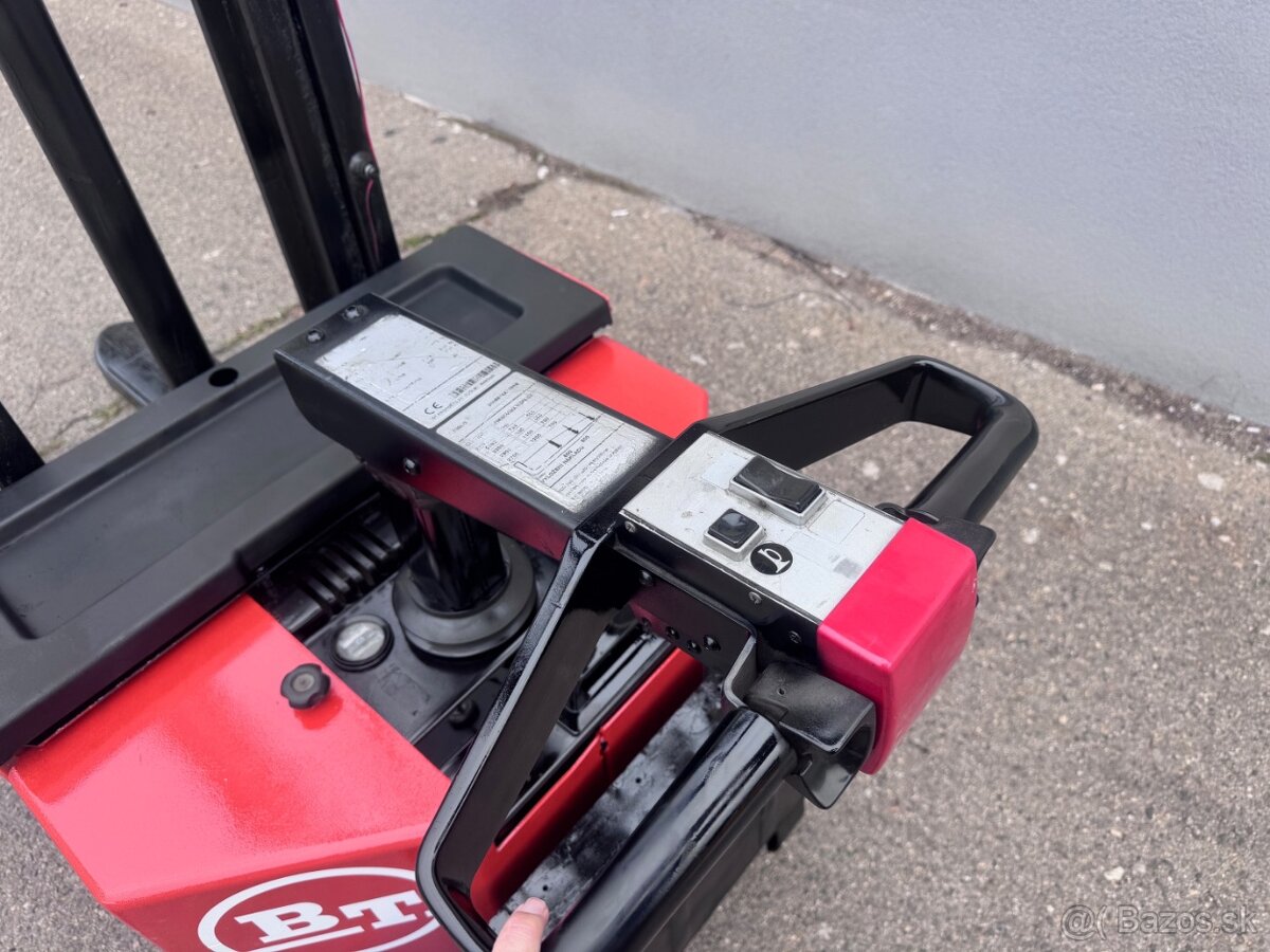 Vysokozdvižný vozík ručně vedený s plošinkou 1,2t - 10