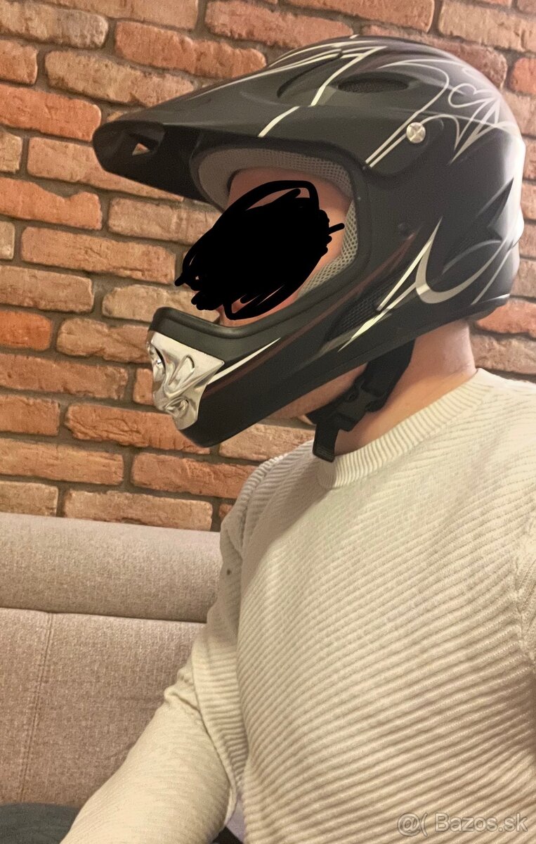 Zjazdová (downhill) prilba Longus - 10