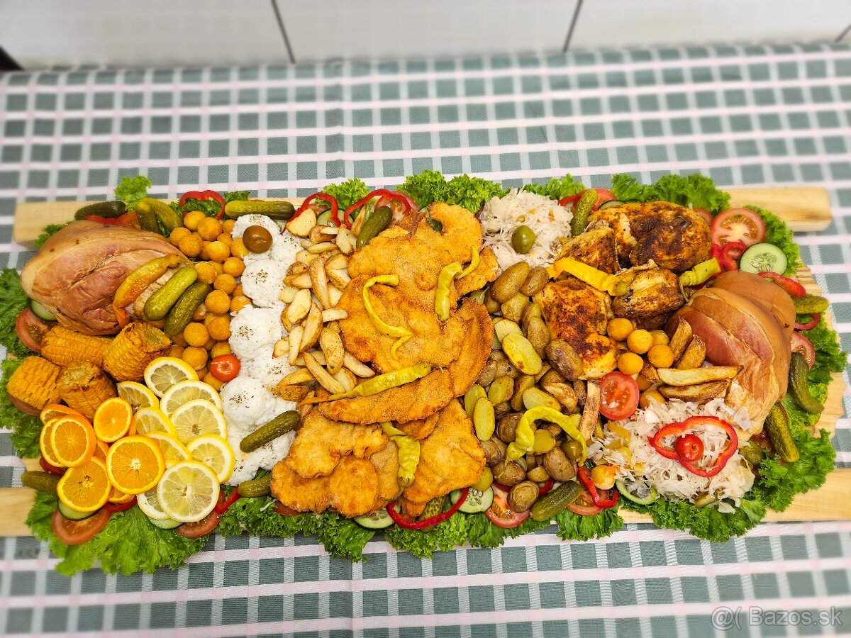 Pláto s rôznymi dobrotami a pečené prasiatko - 10