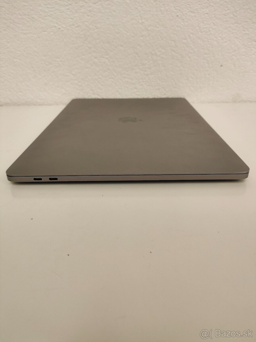 Apple MacBook Pro 15 (2018) | Intel Core i7 • 16 GB RAM • 25 - 10
